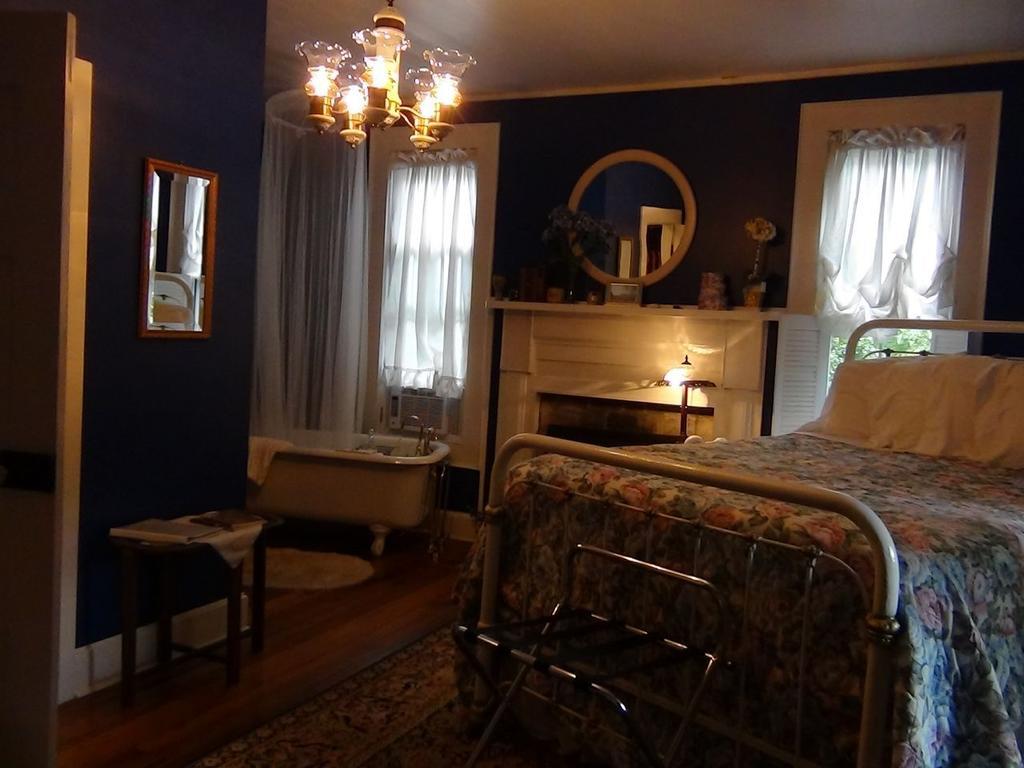 Buffalo Tavern Bed And Breakfast West Jefferson Szoba fotó